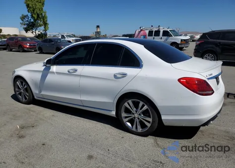 2015 Mercedes-Benz C 300 из США, поврежденный, VIN 55SWF4JB1FU067182